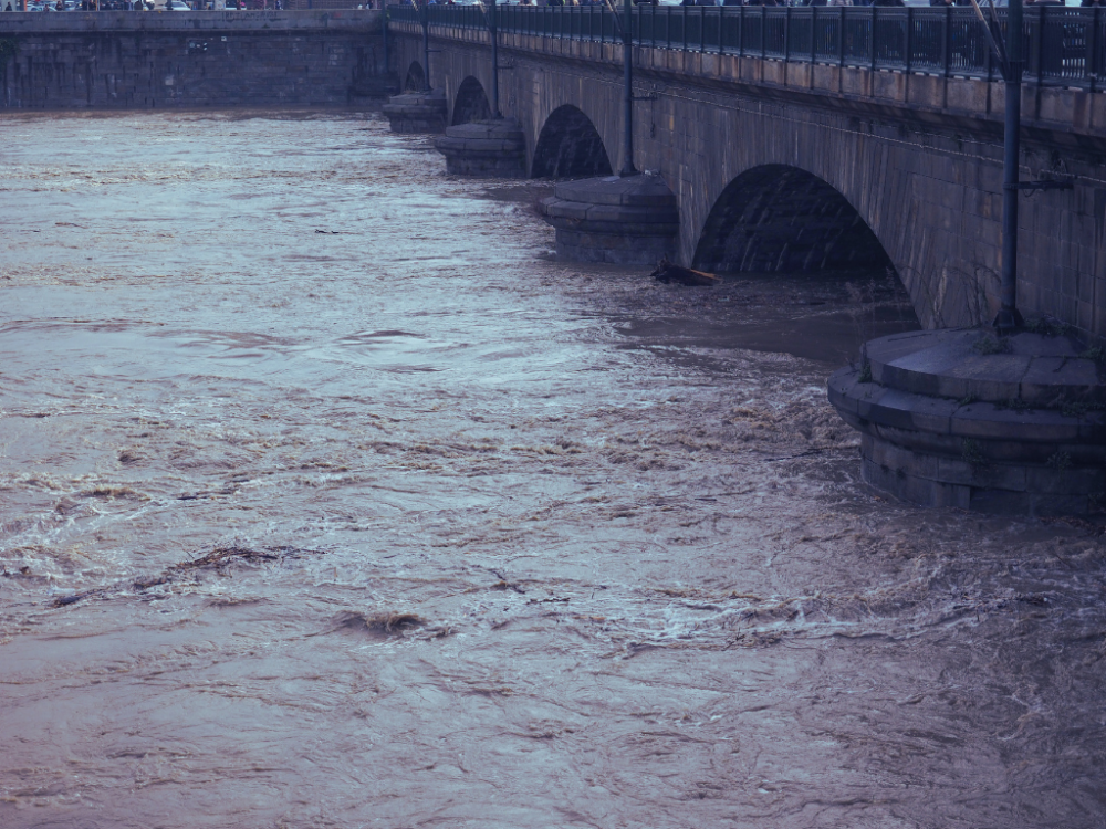 La Seine en crue sous le Pont-Neuf